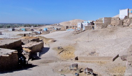 Aldea de Al Gurna.El murete que se ve en el centro da acceso a una de las tumbas del valle