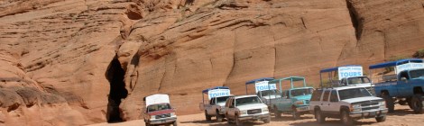Vehículos esperando a la entrada del cañón del antílope en Page, Arizona