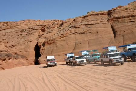Vehículos esperando a la entrada del cañón del antílope en Page, Arizona