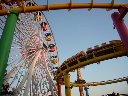 Montaña rusa en el muelle de Santa Mónica