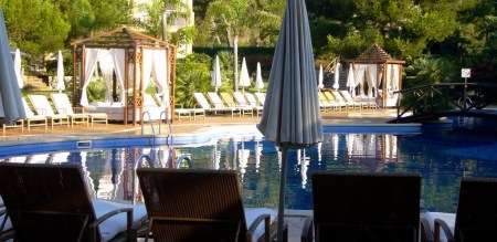 Piscina exterior del hotel vanity suites de Cala Mesquida 