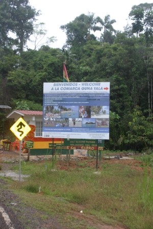 Cartel de Bienvenida a la comarca de Guna Yala