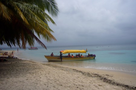 Bote de pasajeros en isla Anzuelo