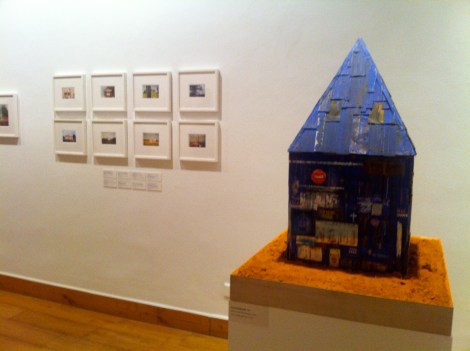 Maqueta de un almacén y fotos al fondo