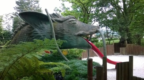 Dragón-tobogán en el bosque de los niños