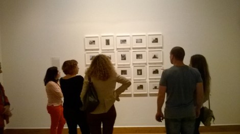 Las fotos son del tamaño de la época, lo que obliga a acercarse para poder observarlas