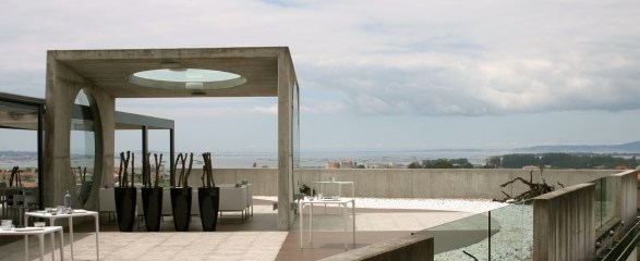 Terraza louge de la bodega Martín Códax.Al fondo el valle del Salnés y la Ría de Arousa.