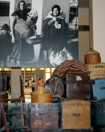 maletas de los inmigrantes en ellis island