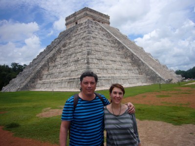 Nosotros delante de la Pirámide de Chichén Itzá