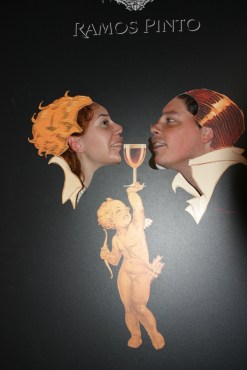 Catando vino en la bodega Ramos Pinto Catando vino en la bodega Ramos Pinto