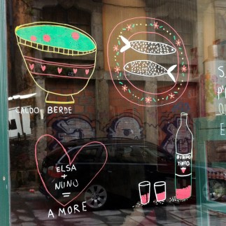 Decoración de un local anunciando "caldo Verde" 