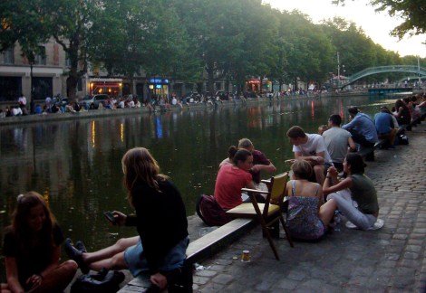 Jóvenes haciendo botellón "a la francesa" en el canal Saint Martin