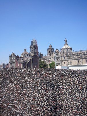 Vista de la Catedral Metroplitana desde las ruinas de Tenochtitlan