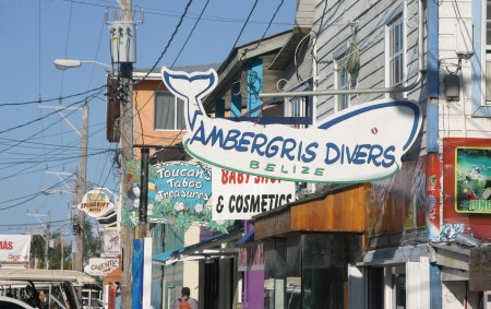 Tiendas de buceo en la calle principal de San Pedro (Belice)