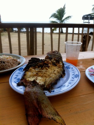 Y por fin ¡ pescado a la parrilla estilo Cayo Caulker! Delicioso :-)