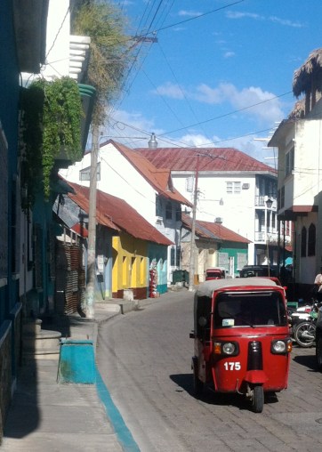 Tuc Tuc por las calles de Flores en Guatemala