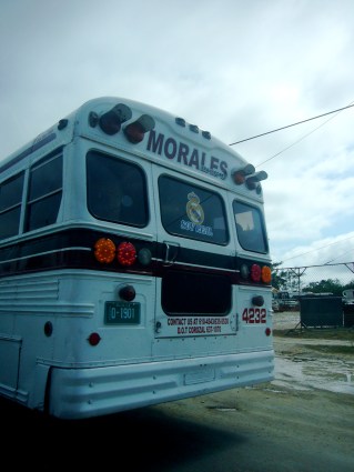  2015 Soy Madrid" Trasera de un autobús beliceño aunque por su aficción alos merengues bien podría ser guatemalteco