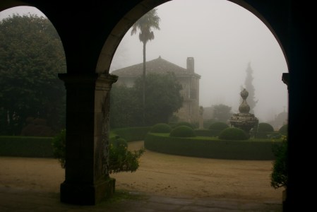 Patio del central del pazo , desde el zaguán de entrada.