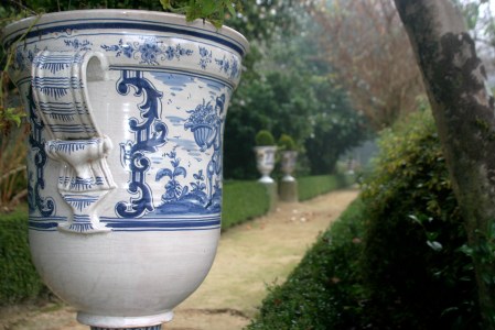 Jardines del Pazo de Oca decorados con jarrones de porcelana.Los originales de Sargadelos han ido reemplazándose, pero aún queda alguno en los salones del pazo.
