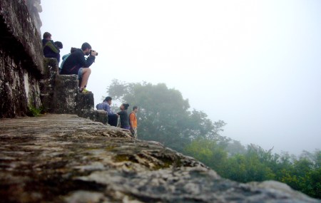 Ambiente matutino en la cima del templo IV de Tikal