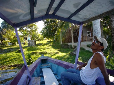 barquero feliz en el lago petén Itzá barquero feliz en el lago petén Itzá