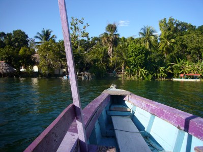 en barca por el lago Petén Itzá en barca por el lago Petén Itzá