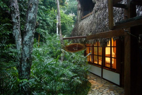 Posada del cerro en el Remate a orillas del lago Petén Itzá