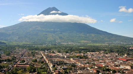 La ciudad de Antigua Guatemala desde el mirador del Cerro de la Cruz La ciudad de Antigua Guatemala desde el mirador del Cerro de la Cruz