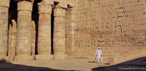 Templo de Medinet Habú en Luxor, un templo inexplicablemente poco visitado donde vimos algunos de los mejores grabados y policromías de todo el viaje 