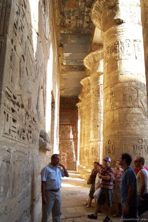 Nuestro pequeño grupo boquiabiertos ante el primer templo de nuestro viaje por Egipto