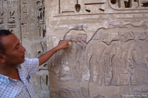 Nuestro guía explicando los grabados del templo