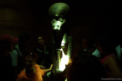 La misteriosa diosa Shekmet y el grupo absorviendo su poder La misteriosa diosa Shekmet y el grupo absorviendo su poder