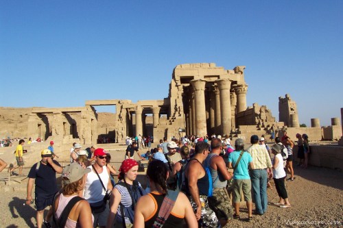 Turistas en el templo de Komombo Turistas en el templo de Komombo