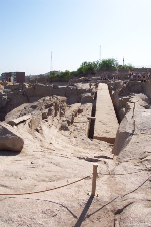 Obelisco inacabado Obelisco inacabado. La construcción se trabajaba en la propia cantera.