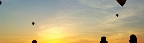 Globos sobrevolando los colosos de Memmon ¿conseguiremos noostros subirnos a uno?¿cuanto nos costará? Aún queda una semana para averiguarlo...