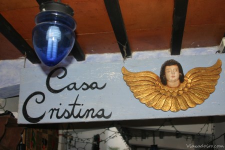 Angel protector a la entrada del hotel Casa Cristina de Antigua Guatemala