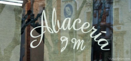 Rótulo de una abacería moderna en Sevilla