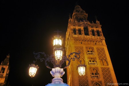Giralda y fuente auténticas.