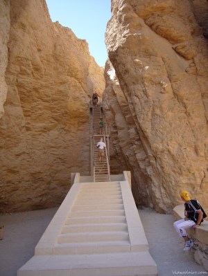 Escalinata de acceso a la tumba de Tutmosis III