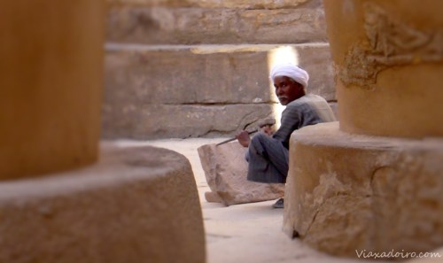 Trabajador en la sala hipóstila de Karnak Trabajador en la sala hipóstila de Karnak