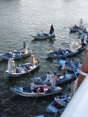 Llegan las barcas de vendedores de chilabas Llegan las barcas de vendedores de chilabas y comienza la fiesta.