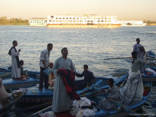 Vendedores de chilabas en la esclusa de Esna Vendedores de chilabas en la esclusa de Esna