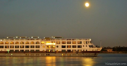 Barco de pasajeros en el Nilo Barco de pasajeros en el Nilo
