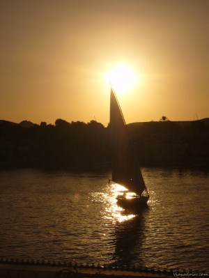 Faluca navegando en el Nilo Faluca navegando en el Nilo