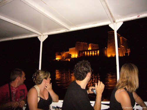Momento Wow en la motora al ver el templo de Philae iluminado en la oscuridad de la noche Momento Wow en la motora al ver el templo de Philae iluminado en la oscuridad de la noche