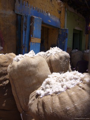 Fardos de algodón en las calles de Esna