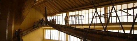 Barca solar en el museo construido expresamente para su exhibición.