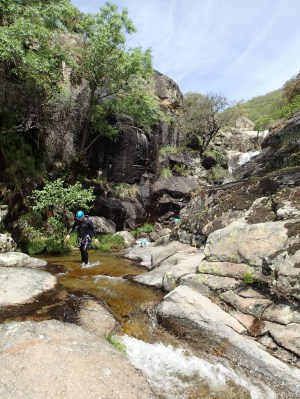 Descendiendo la garganta de Papuos en el valle del Jerte