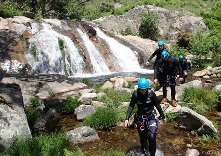 Paso a paso avanzando por el río Papuos tras dejarnos caer por los toboganes de piedra