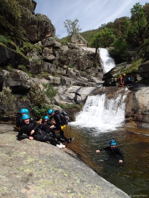Barranquismo en Papuos: Momentos de risas tras deslizarnos a toda la velocidad por los toboganes 